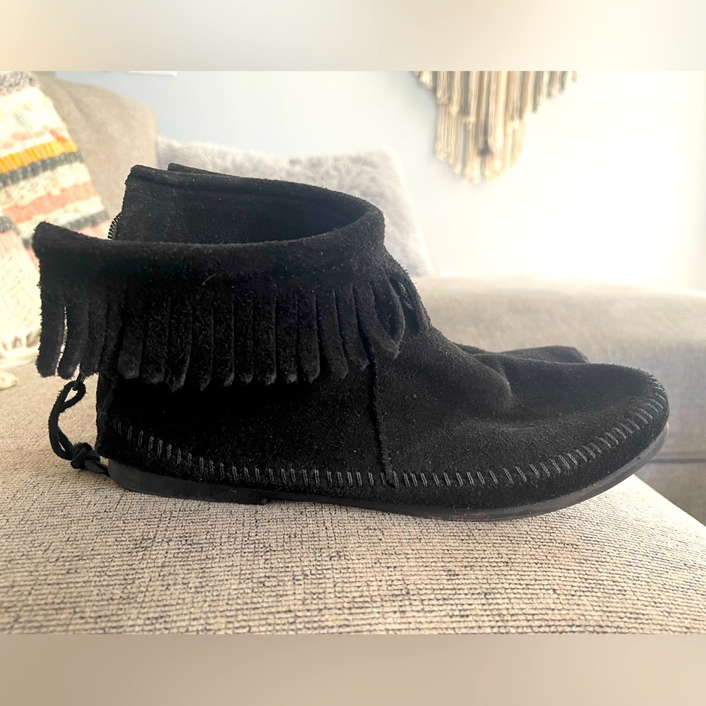 MINNETONKA ANKLE BOOTS—BLACK—SIZE 8